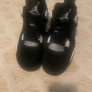 Jordan 4 White thunder 
Size 10 
Ship same day 
Comes with box